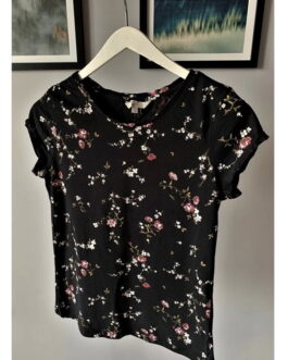 Czarna bluzka w kwiaty