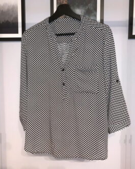 Czarno biała bluzka w groszki