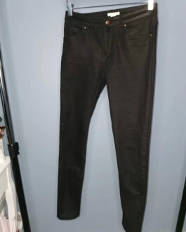 Czarne woskowane spodnie – H&M